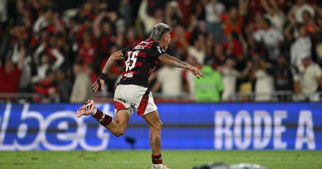 Flamengo conta com a sorte, marca no fim e estabelece curta vantagem sobre o Racing na Libertadores