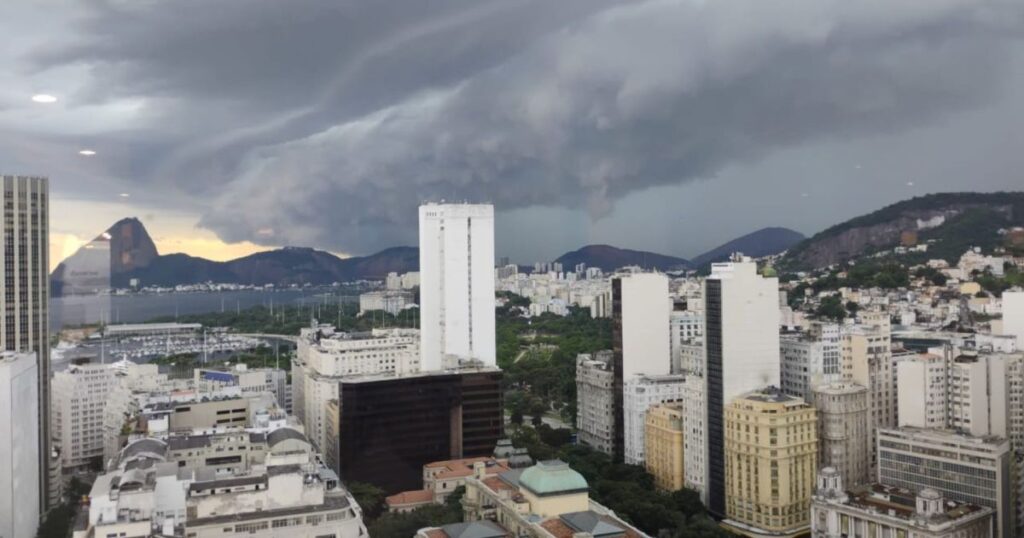 Inmet emite alerta amarelo para tempestades e granizo no Centro-Sul