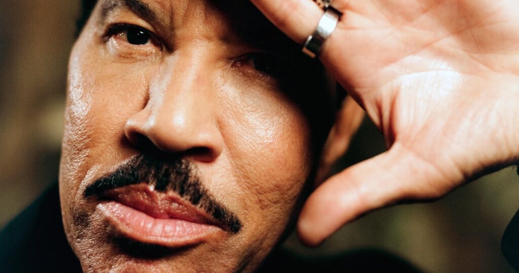 Lionel Richie: ‘Toda vez que sentir medo, avance’; músico fala sobre autobiografia, colapso e Deus