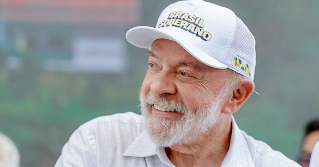 Lula chama Trump para celebrar aniversário com "pedacinho de bolo"
