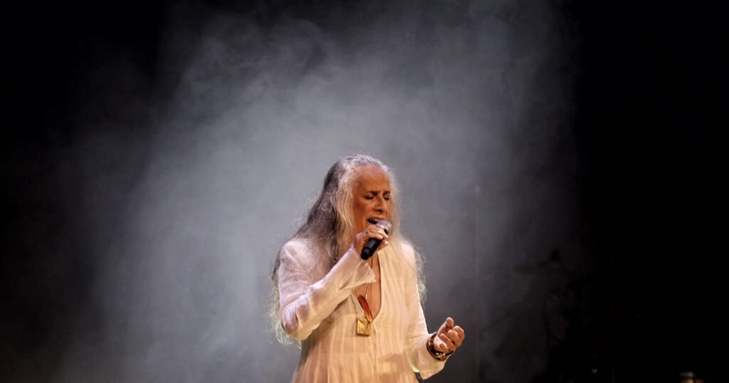 Maria Bethânia faz show potente, com belezas e mazelas do Brasil