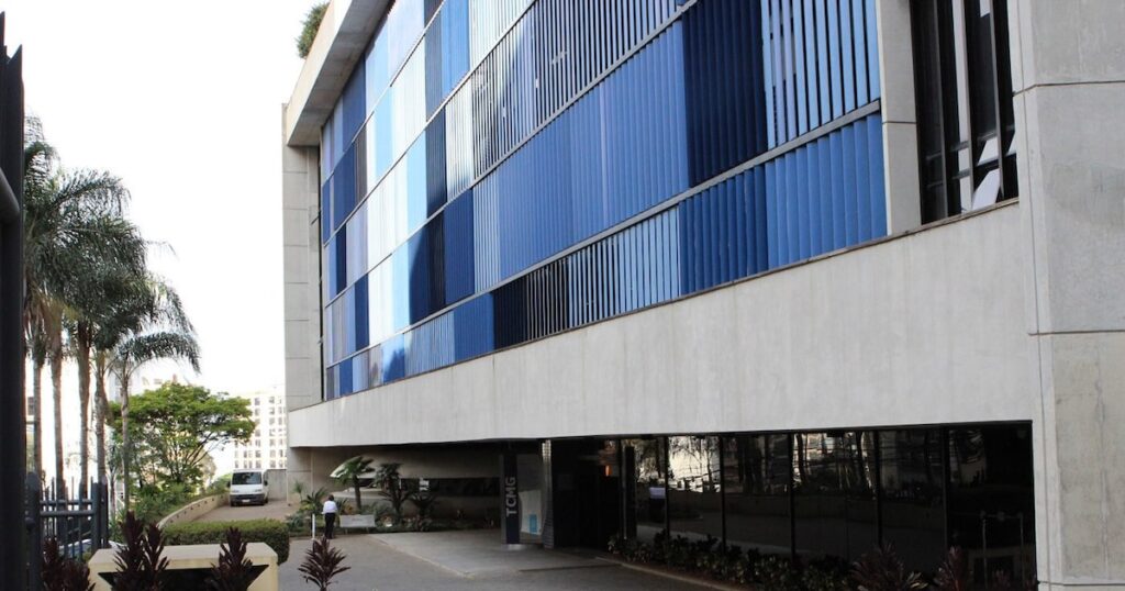 Médico é multado em R$ 40 mil por acumular quatro cargos públicos em MG