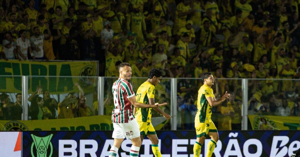 Mirassol vence Fluminense, volta ao G-4 e festeja permanência no Brasileirão em 2026