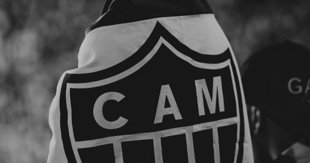 Movido pelo dinheiro imediato, Atlético-MG fica com um pé em cada canoa, entre LFU e Libra