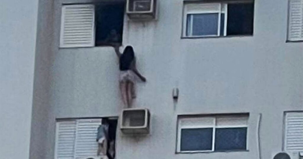 Mulher que se apoiou em ar-condicionado no 12º andar para salvar mãe e criança de incêndio segue na UTI