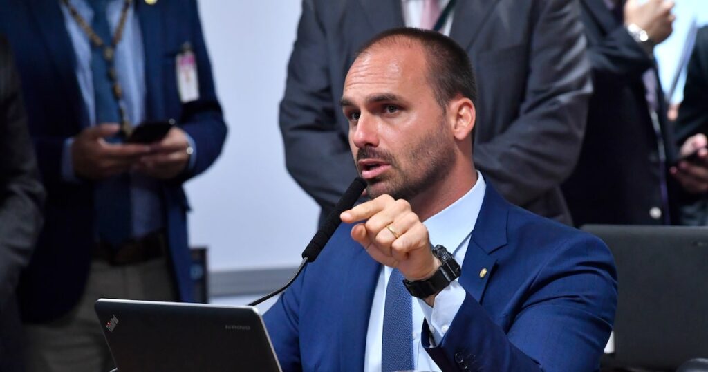 PL vai usar brecha legal para tentar salvar mandato de Eduardo Bolsonaro; saiba qual