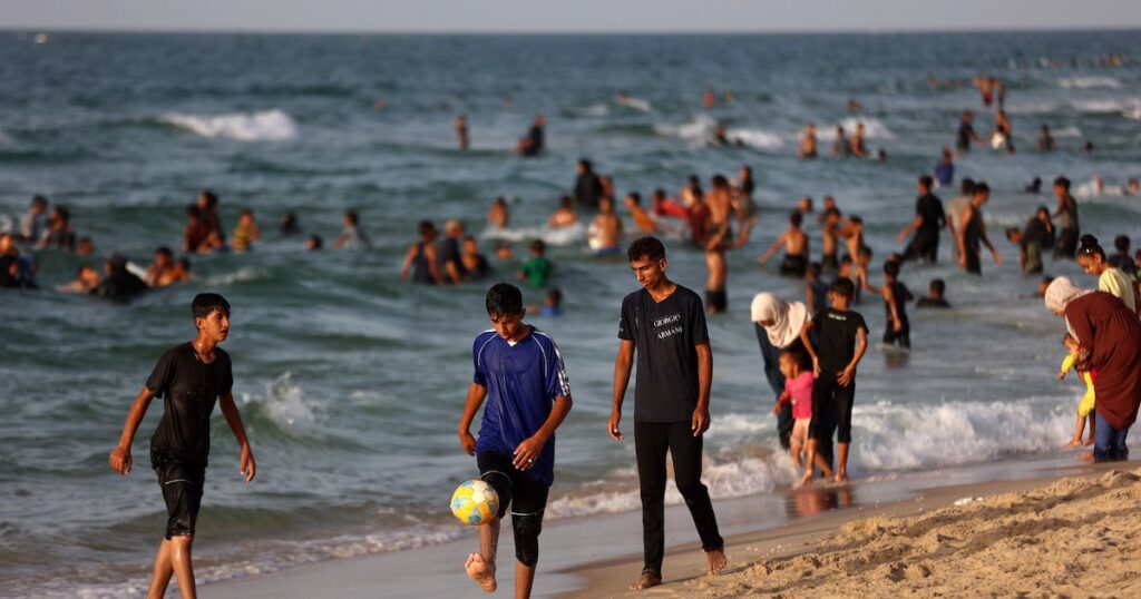 Presidente da Fifa revela plano para ajudar na reconstrução do futebol em Gaza e na Palestina