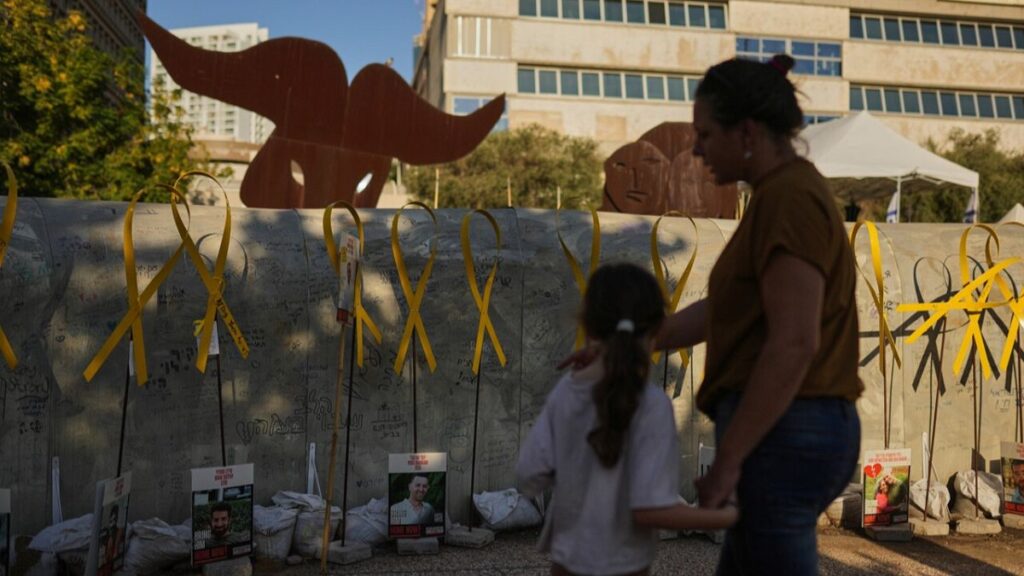 Quem são os reféns que Israel ainda acredita estarem vivos?