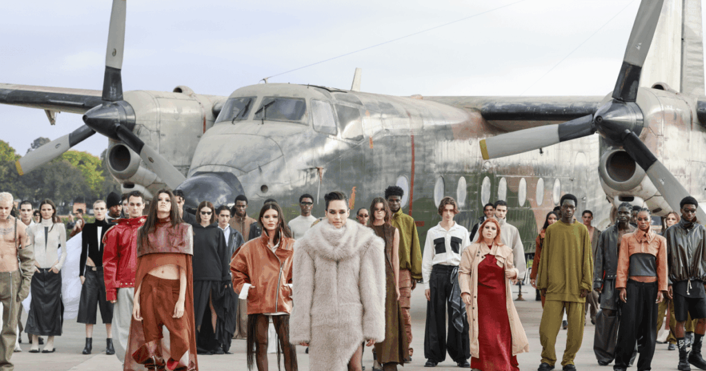 SPFW N60: Forca faz desfile com show de paraquedismo; veja