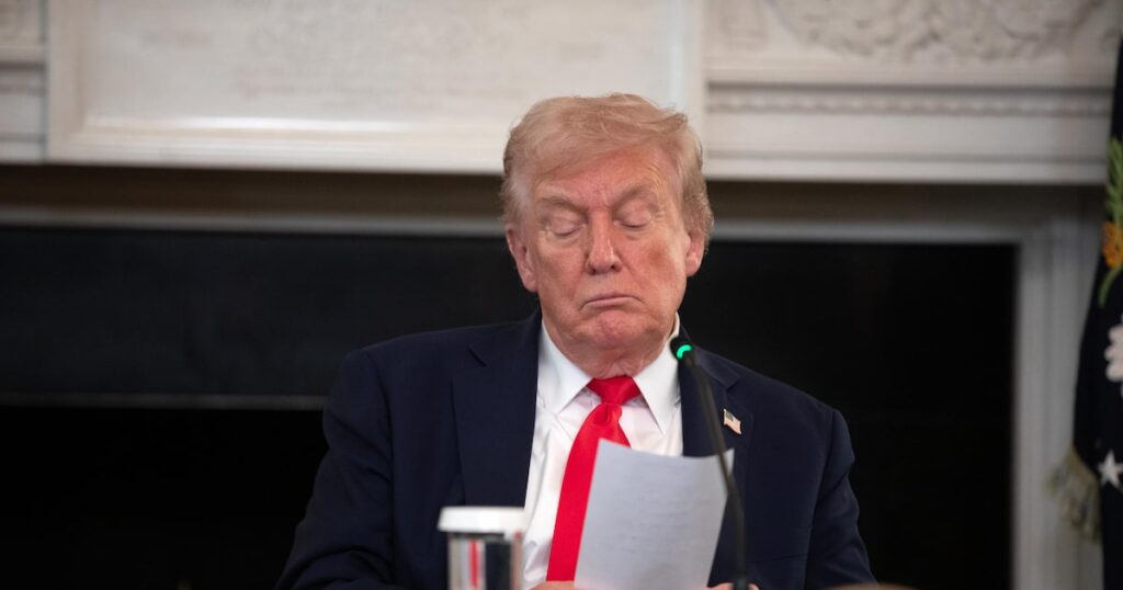 Trump anuncia tarifa adicional de 100% à China, a partir do dia 1º, e reaquece guerra comercial