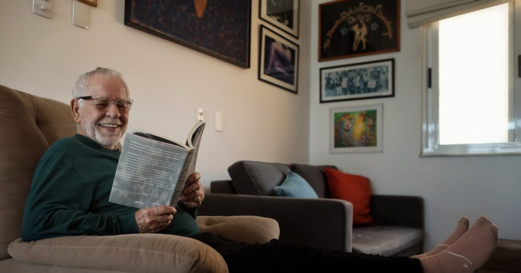 ‘Meu crush atual é a Socorro Acioli’: fizemos um tour na estante de livros de Nelson Motta