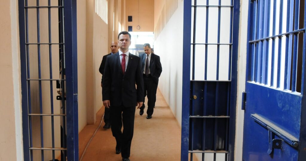 Anderson Torres na Papuda: sala de 54 metros quadrados, cama de casal, TV, água quente; veja vídeo