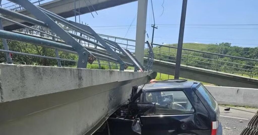Carreta derruba passarela no Rio e motorista de carro morre após ser esmagado por estrutura
