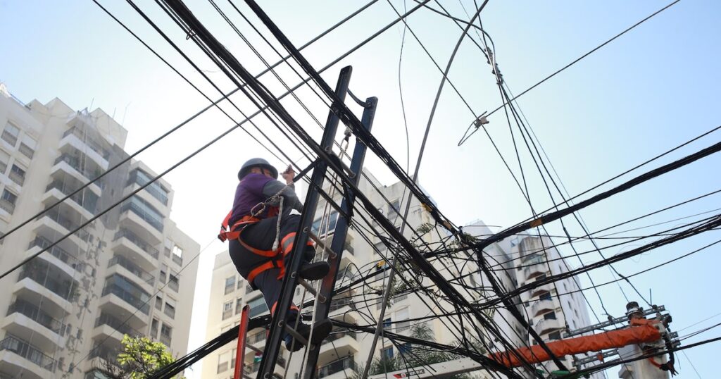 Cidade do litoral de SP aprova lei que obriga fiação elétrica a ser subterrânea
