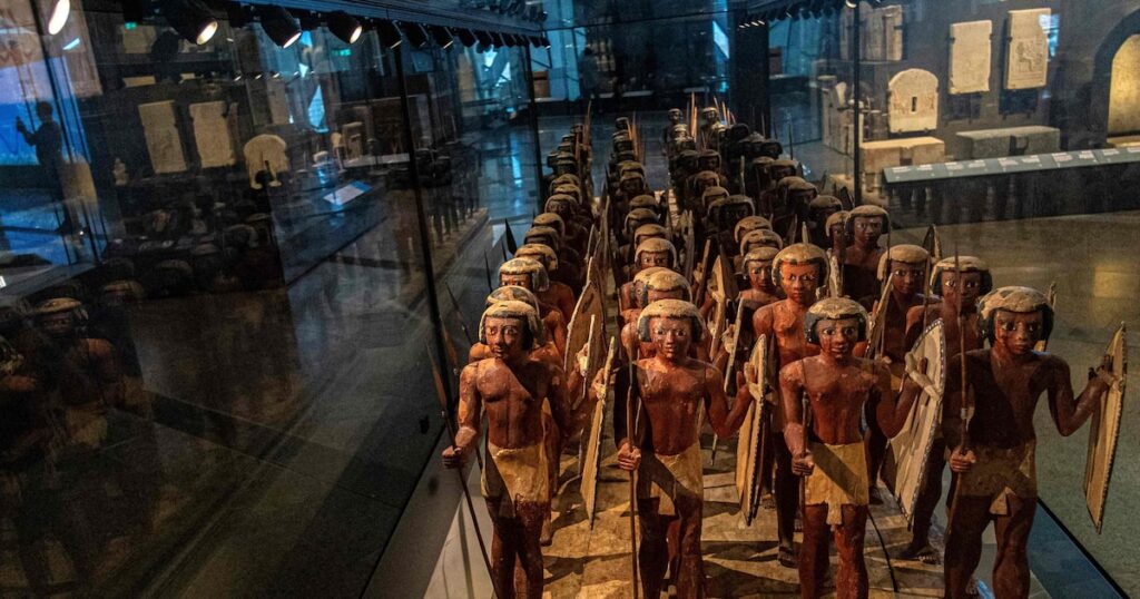 Estátua gigante de faraó, tesouro de Tutancâmon e ponte até as pirâmides: o novo museu sobre o Egito