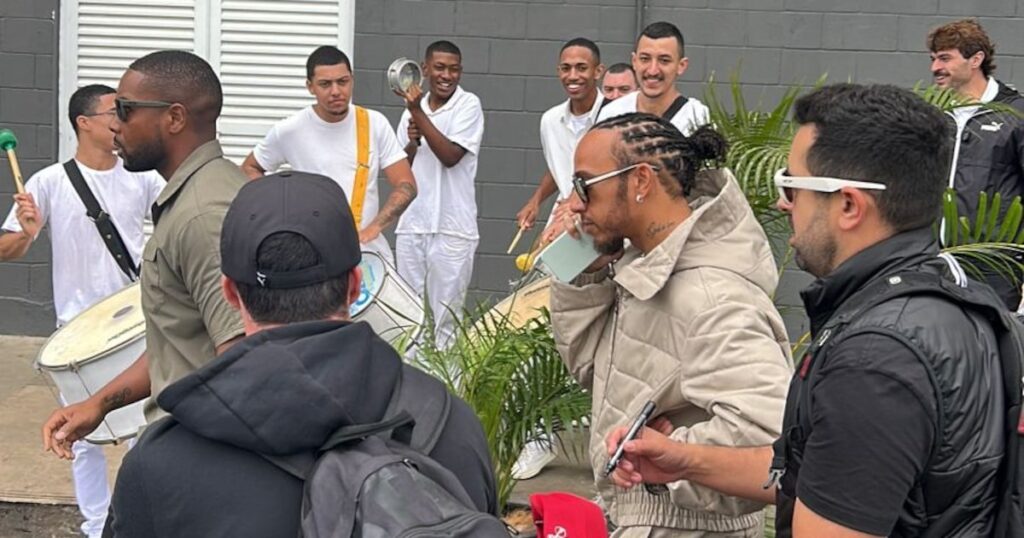 F1: Hamilton é recebido com samba em Interlagos, mas ignora e passa reto
