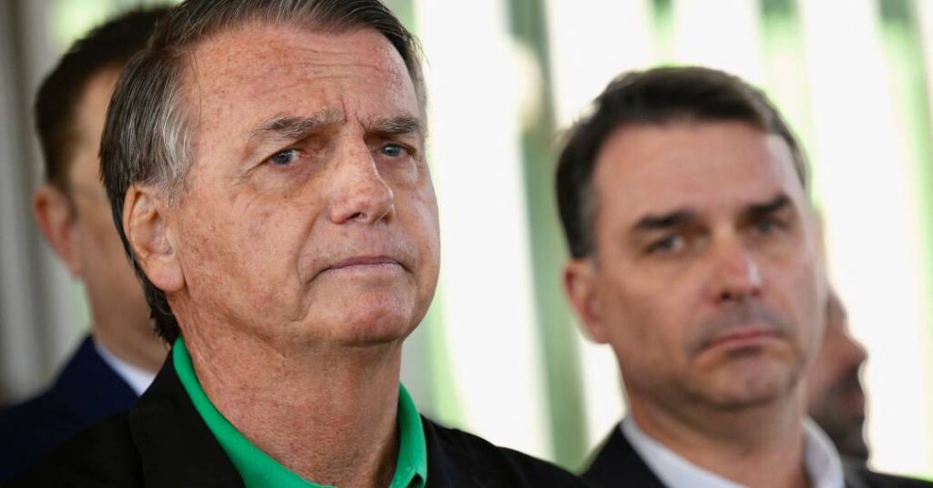 Flávio Bolsonaro mantém vigília por Bolsonaro: ‘Já está preso. Por que vai impedir de fazer?’