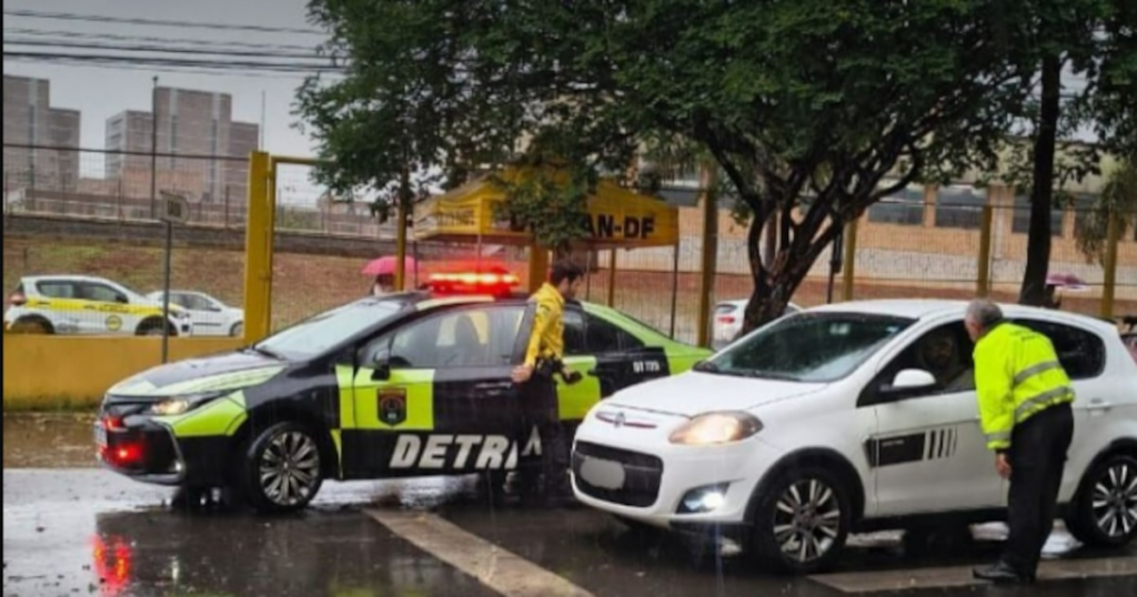 Inabilitado, homem vai dirigindo ao Detran-DF para realizar prova teórica da CNH