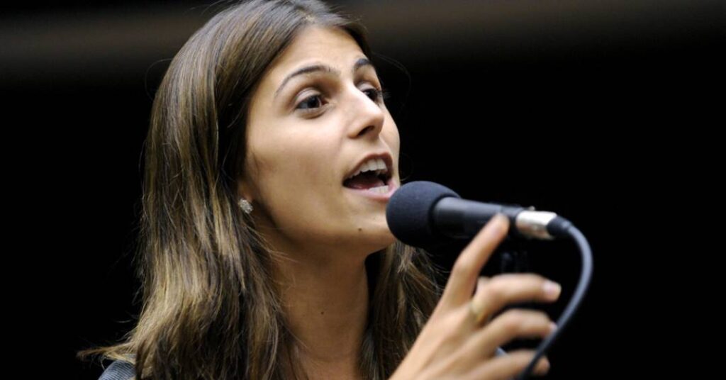 Manuela D’Ávila se filia ao PSOL após um ano sem partido para disputar Senado pelo RS