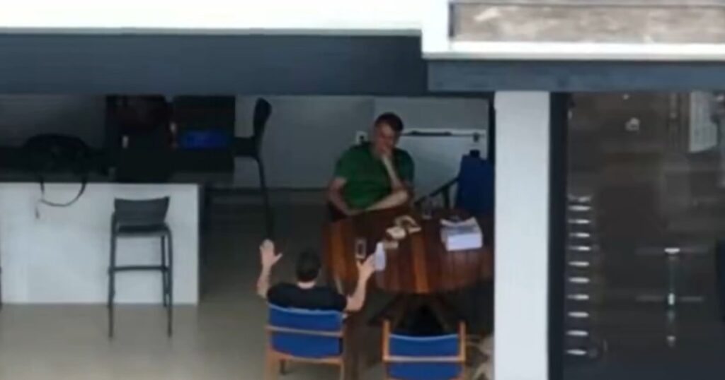 Moraes manda advogados de Bolsonaro explicarem por que Nikolas usou celular em visita