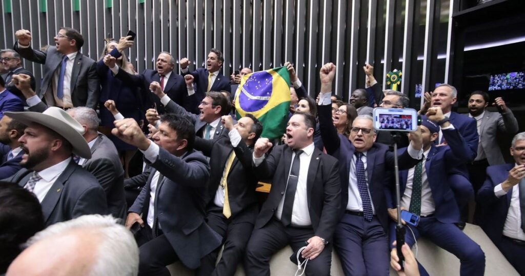 PL quer usar racha entre governo e cúpula do Congresso para votar anistia
