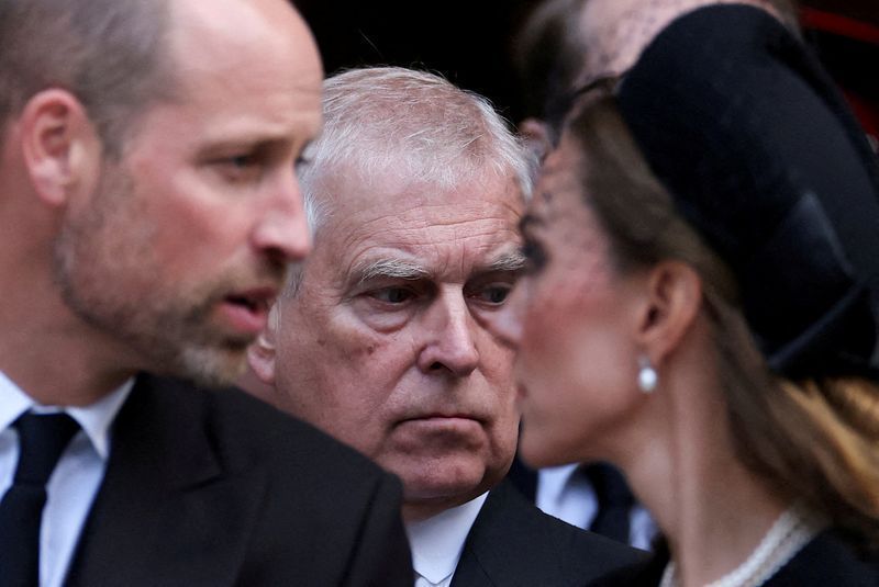 Príncipe William deixa escândalo Andrew para trás em viagem ao Brasil