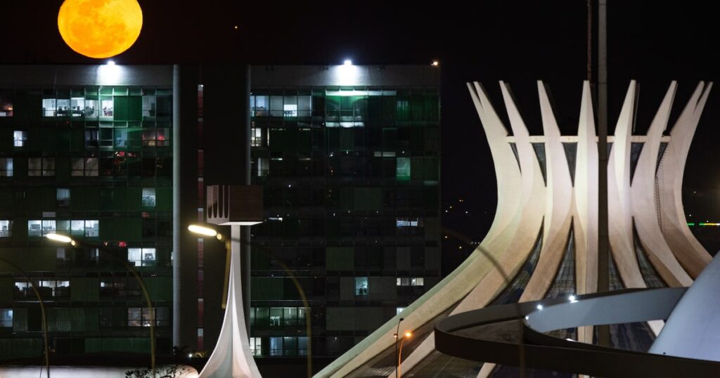 Superlua poderá ser vista no Brasil nesta quarta-feira; veja como
