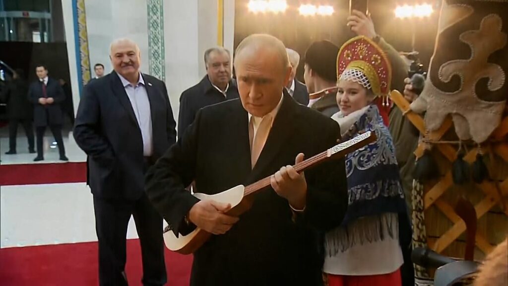 Vídeo. Quirguizistão: Putin toca komuz em visita de Estado