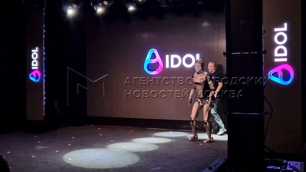 Vídeo. Rússia: AIDOL, primeiro robô humanoide com IA, cai na estreia em palco