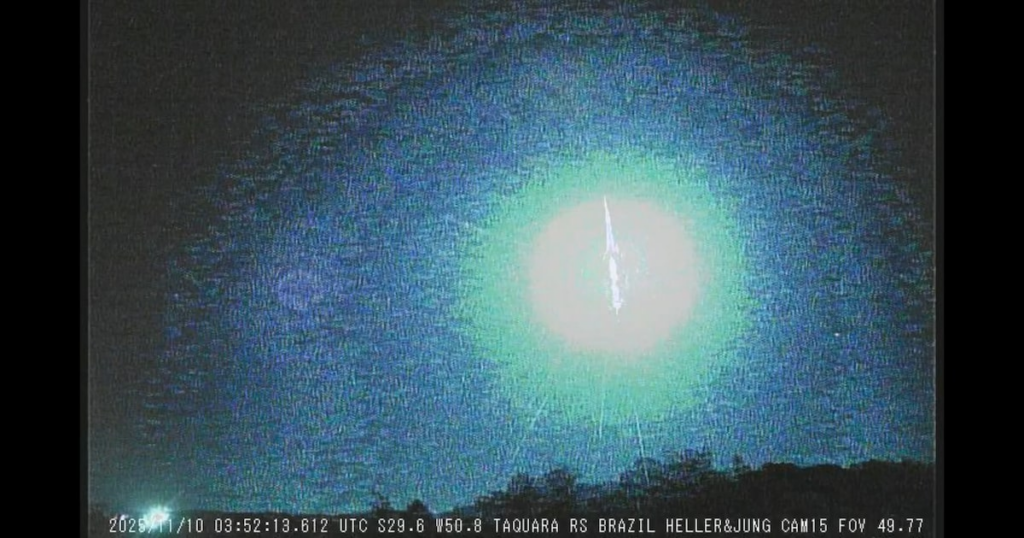 Vídeo: meteoro cruza o céu na região Sul do Brasil e explode com brilho intenso