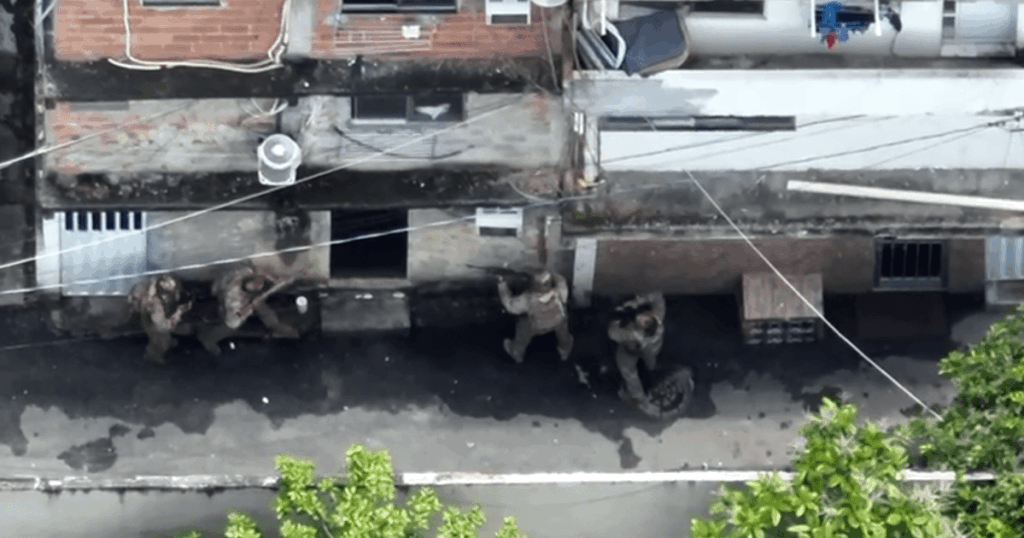 Vídeo: traficante faz mulher e criança reféns durante operação em favela