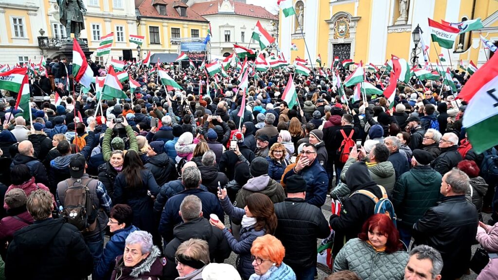 Viktor Orbán e Péter Magyar fazem campanha na mesma cidade