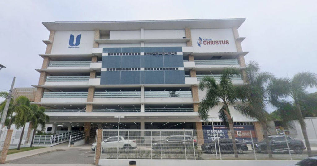 Adolescente ataca aluno e dois funcionários com objeto cortante em escola particular de Fortaleza