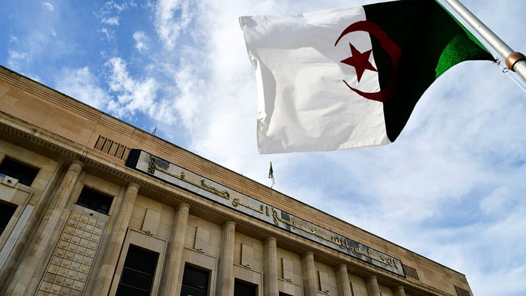 Argélia aprova lei que criminaliza a colonização francesa e exige "pedido de desculpas oficial"