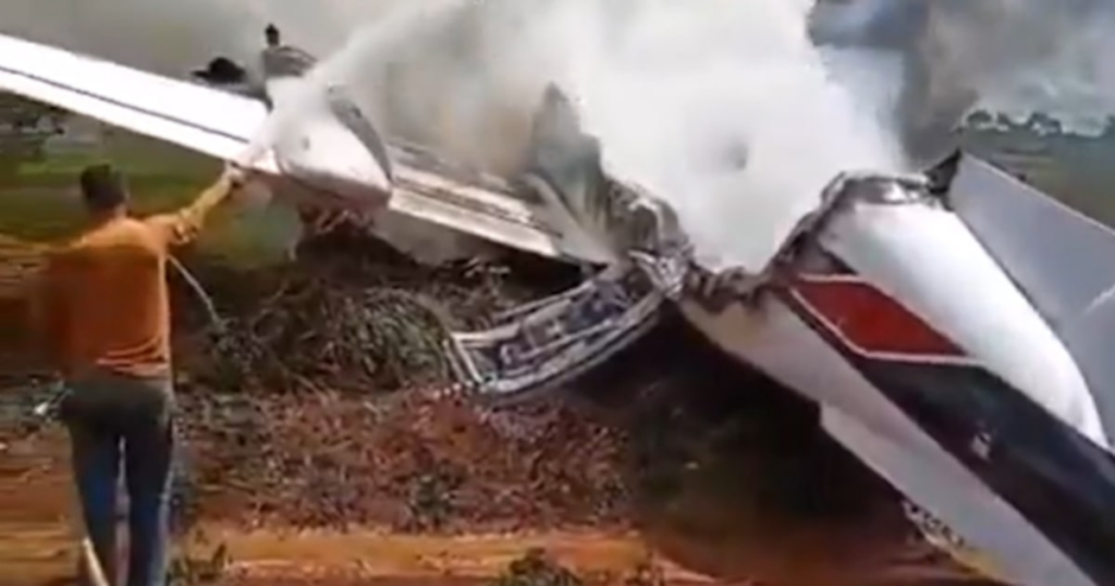 Avião com deputado federal e vereador faz pouso forçado e pega fogo em Rondônia