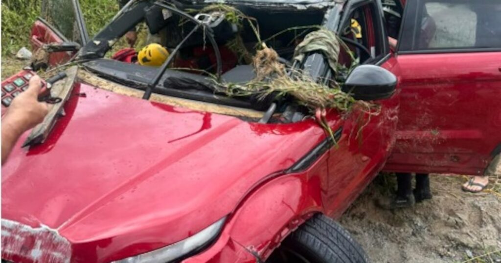 Bebê e casal de estrangeiros são encontrados mortos após carro de luxo ser arrastado por enxurrada
