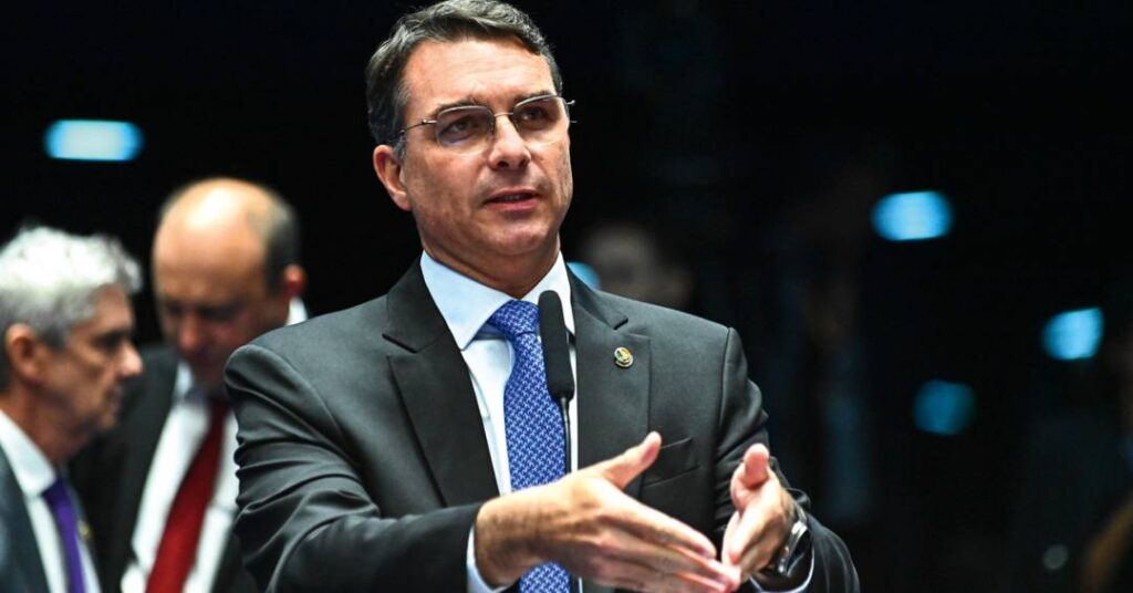 Bolsonaro define Flávio como seu sucessor e o sorteio dos grupos da Copa do Mundo