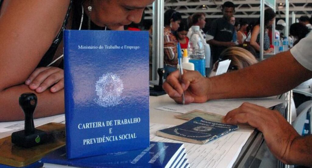 Como há queda recorde no desemprego com pior índice de abertura de vagas?