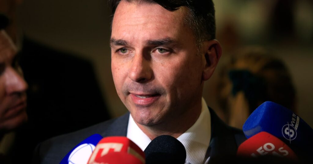 Flávio Bolsonaro tem pior desempenho contra Lula entre nomes de direita, mostra pesquisa