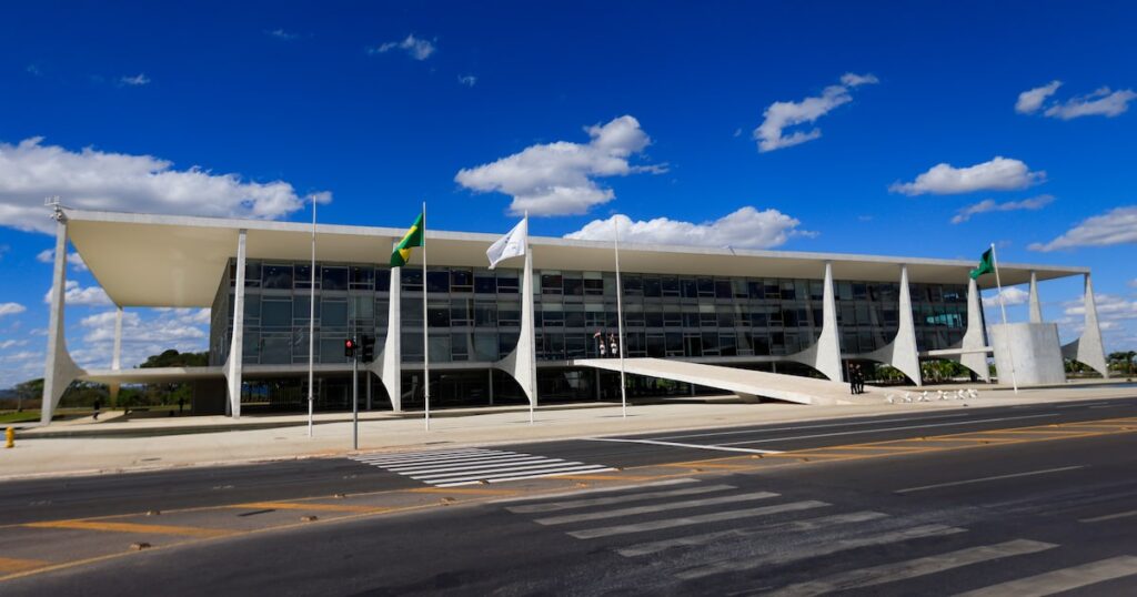 Governo Lula adota escala 5x2 para terceirizados do Planalto e reforça discurso contra o 6x1