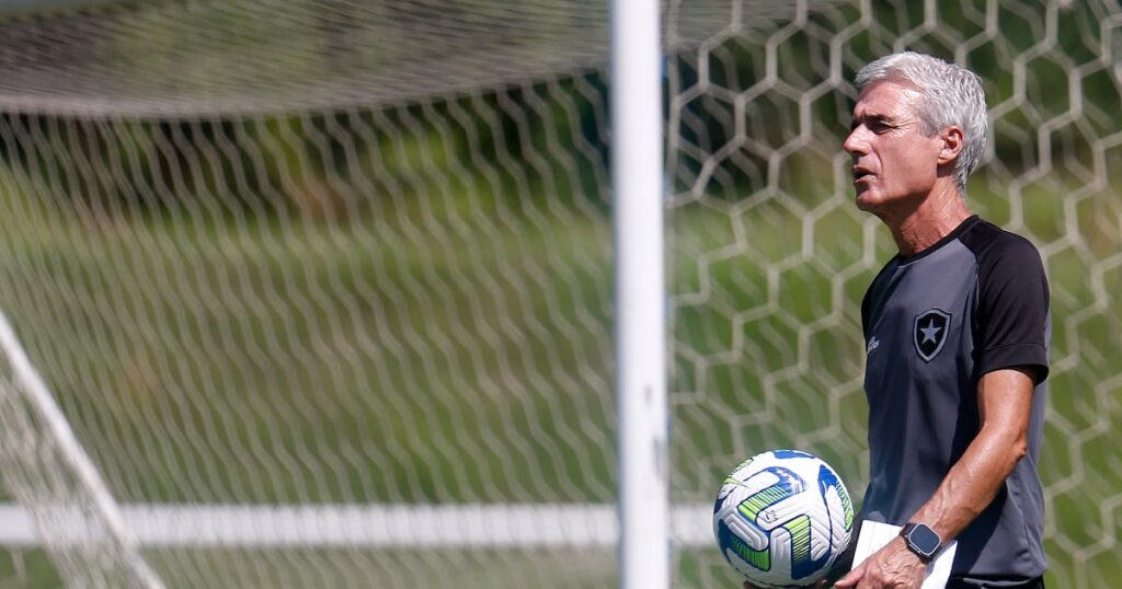 Luis Castro diz ‘sim’ ao Grêmio e deve voltar ao Brasil dois anos após deixar o Botafogo