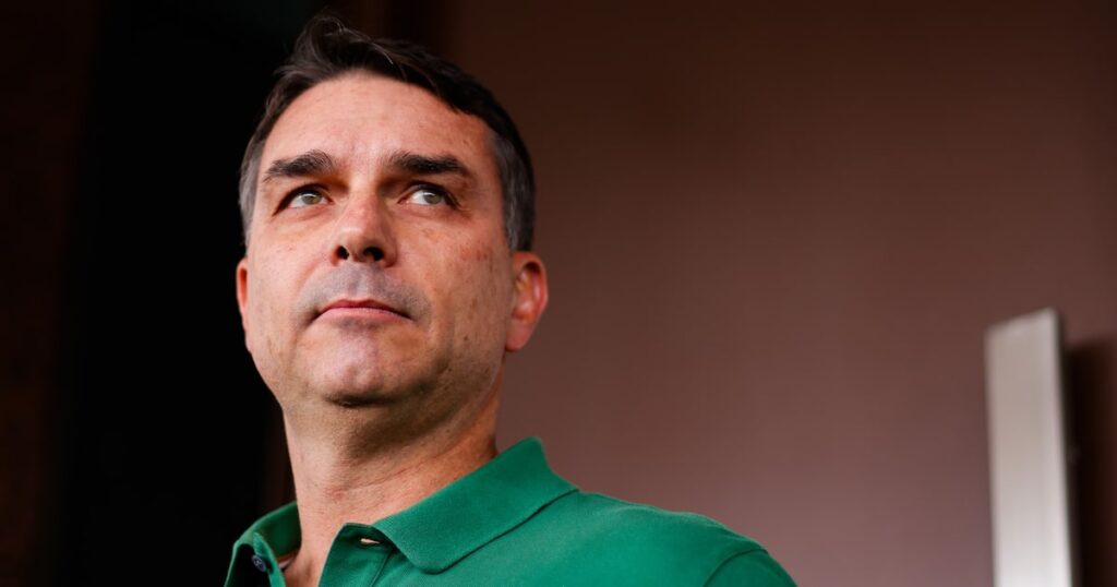 Milei compartilha post de Flávio e bolsonaristas tentam manter pré-candidatura em pé após carta