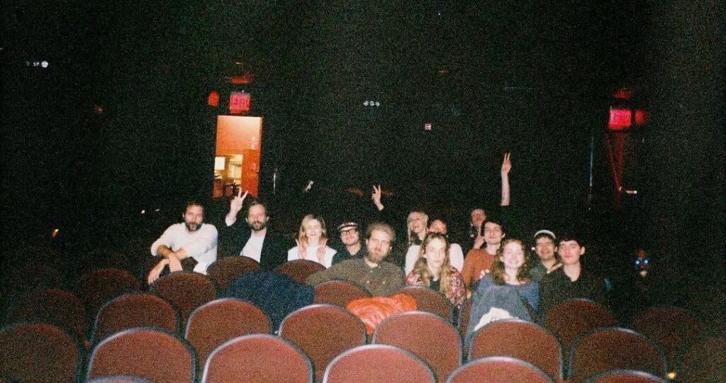 "Stranger Things": criador mostra elenco assistindo episódio final