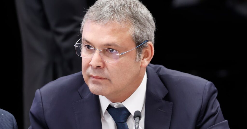 Termo usado por Flávio sobre candidatura em 2026 escancara chantagem por anistia, diz líder do PT