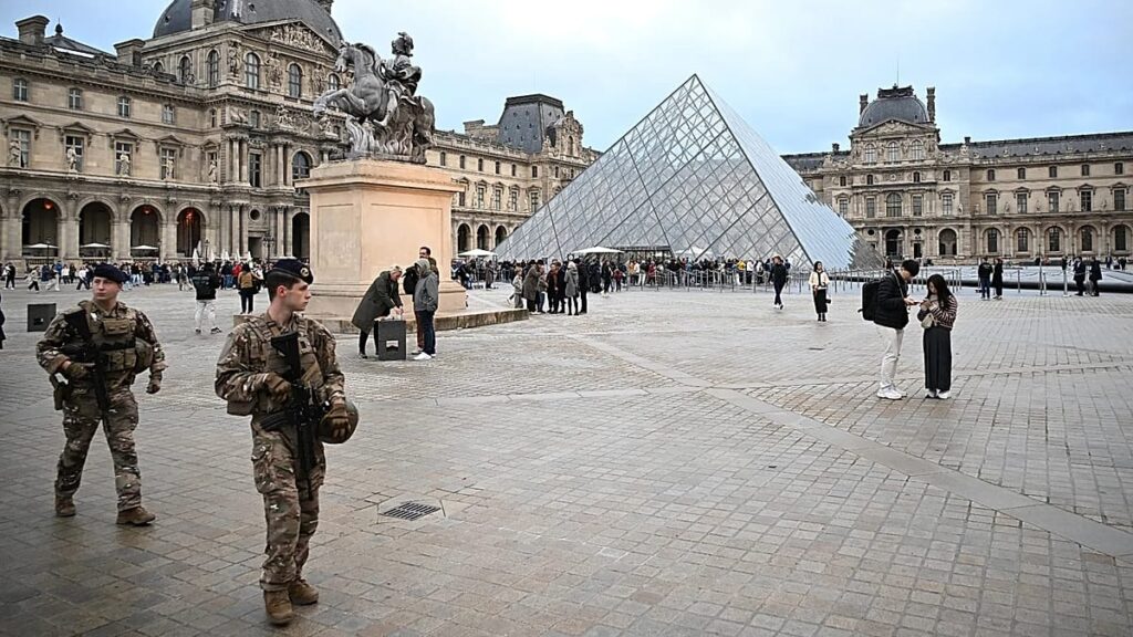 Trabalhadores do Louvre anunciam greve por causa das condições de trabalho e de segurança após assalto de 88 milhões de euros
