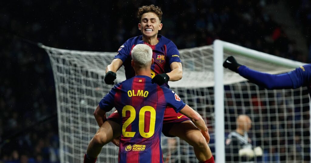 Barcelona marca no final, bate Espanyol e chega ao 9º triunfo seguido no topo de La Liga