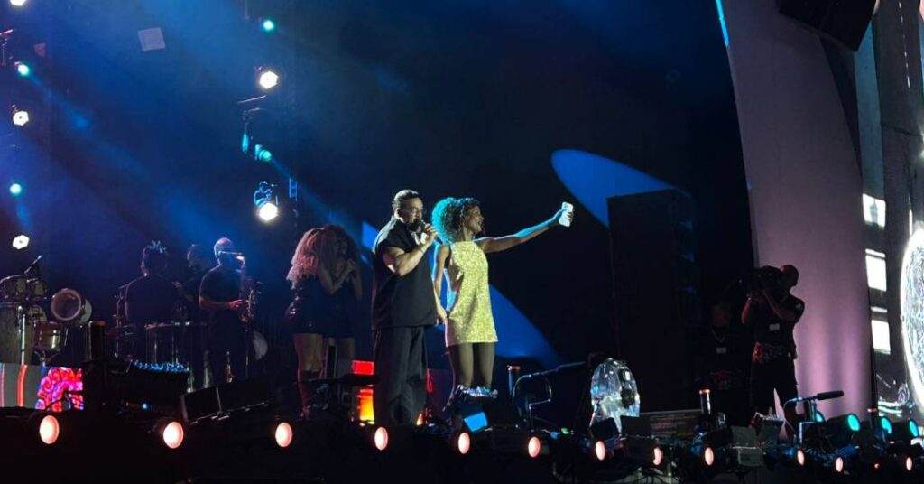 Belo faz homenagem a casal de ‘Três Graças’ em show