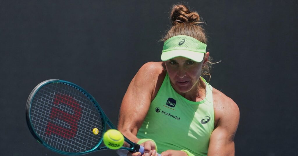 Bia Haddad é frente, Yulia Putinseva e essreia do Ashralian Open