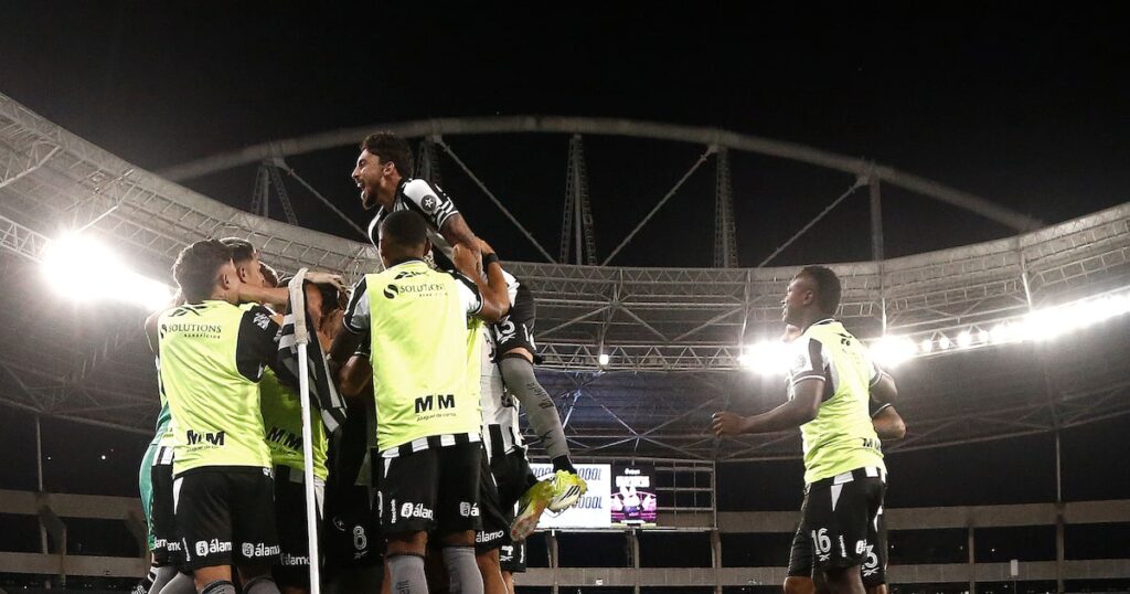 Botafogo deixa crise fora de campo e atropela o Cruzeiro em estreia pelo Brasileirão