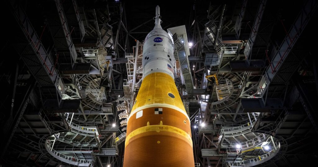 Como é o foguete gigante da Nasa que fará 1º sobrevoo lunar com astronautas em mais de 50 anos